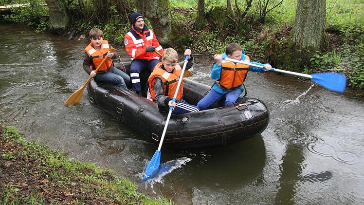 ...aber einige trauten sich trotzdem, ins Schlauchboot zu steigen und eine Partie auf dem Mühlkanal zu unternehmen.