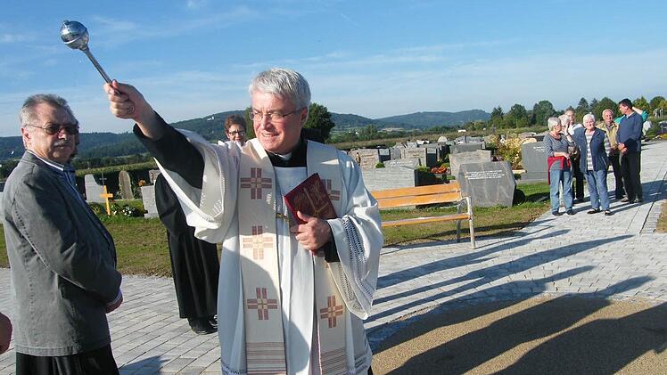 Der Kirchehrenbacher Pfarrer Gerhard Möckel segnet denn jetzt erweiterten Friedhof. Foto: Wildt