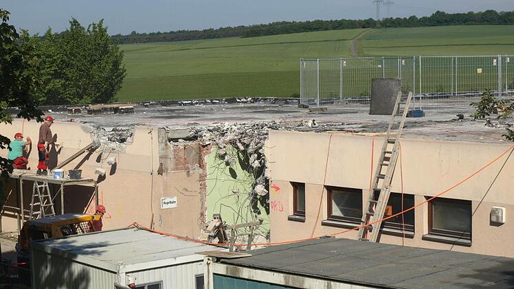 Blick auf die Baustelle mit den Stahlbetonstützen, die die künftige Größe erkennen lassen.  Fotos: Stefan Geiger