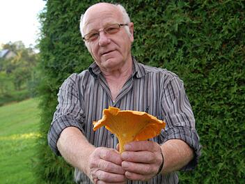 Stolz zeigt Heinrich Schlereth den Riesen.  Foto: Alexander Pfülb