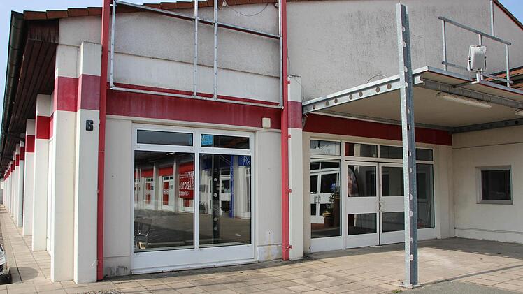 Äußerlich deutet am ehemaligen TTL-Laden noch nichts auf die Eröffnung des Wöhrl-Outlets am kommenden Donnerstag hin.