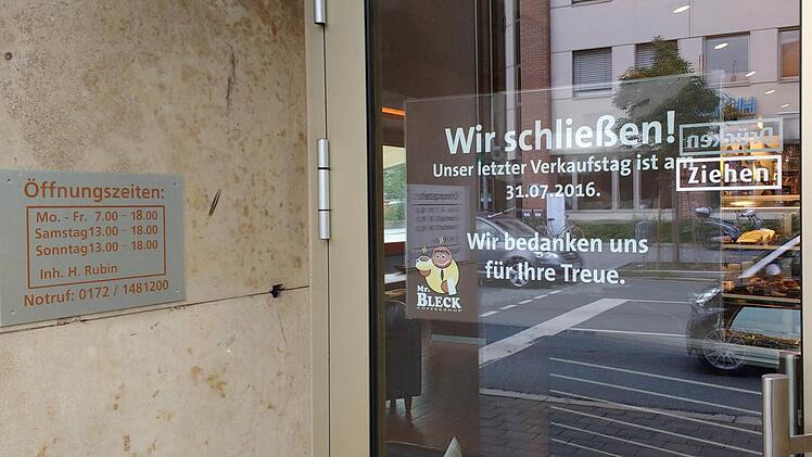 Ein Schild an der Eingangtür verkündet den Abschied.  Foto: Martin Rehm