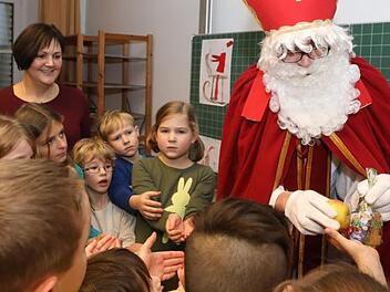 Etwas Süßes und etwas Gesundes brachte der FT-Nikolaus den Kindern der offenen Ganztages-Grundschule in Bischberg mit. Foto: Barbara Herbst