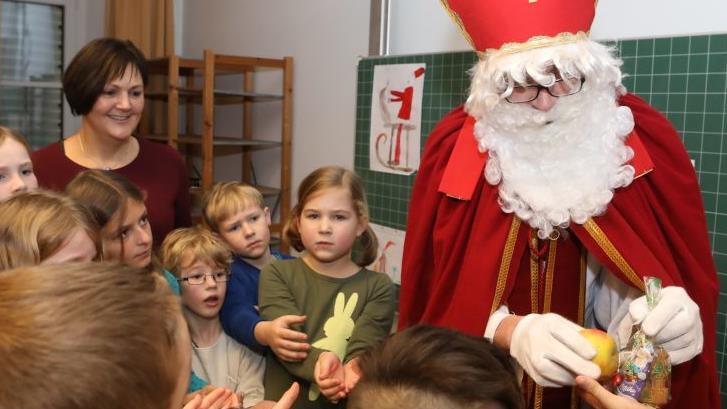 Etwas Süßes und etwas Gesundes brachte der FT-Nikolaus den Kindern der offenen Ganztages-Grundschule in Bischberg mit. Foto: Barbara Herbst
