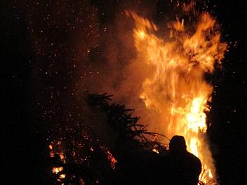 Nachschub: Ein weiterer Weihnachtsbaum findet seinen Weg in die Flammen. Foto: Susanne Deuerling