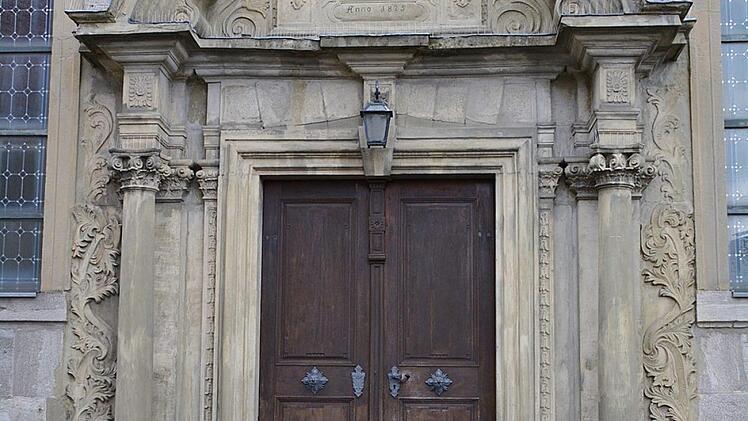 Das Hauptportal der alten Kirche in Herschfeld. Foto: Hanns Friedrich