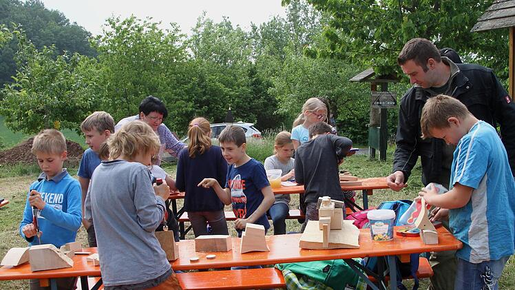 Sebastian von Zülow (rechts) leitete die Schüler auch bei der Gestaltung ihres eigenen Insektenhotels fachkundig an.Günther Geiling