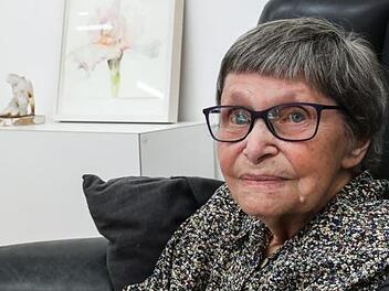 Ruth Ochner vor einem ihrer Aquarelle  Foto: Barbara Herbst