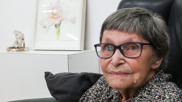Ruth Ochner vor einem ihrer Aquarelle  Foto: Barbara Herbst