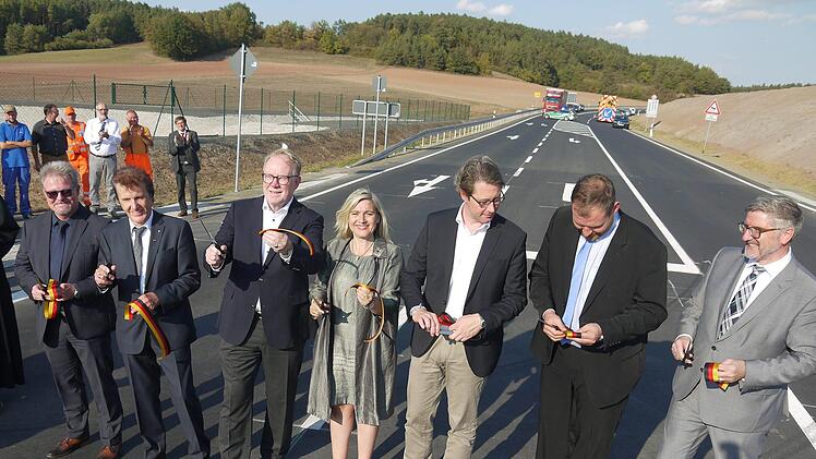 Impressionen von der feierlichen Verkehrsfreigabe des Neubauschnitts für die Bundesstraße 303 in und östlich von Oberelldorf.Foto: Berthold Köhler
