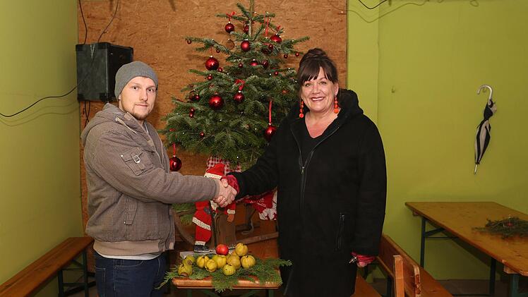 Susanne Will übergibt den Weihnachtsbaum an Tobias Schodorf. Thomas Malz