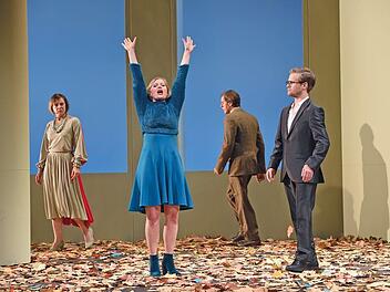 Ewa Rataj, Anna Döing, Stephan Ullrich  und  Eric Wehlan (v. l.) in "Die Zeit und das Zimmer" Martin Kaufhold