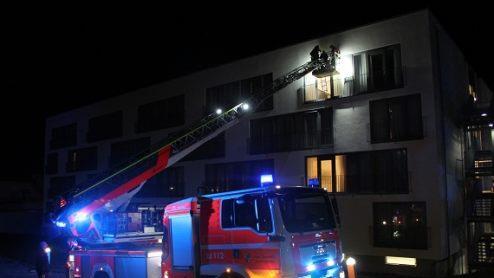 Die Feuerwehr Bad Br&uuml;ckenau probte den Ernstfall: Zimmerbrand im Hotel. Foto: Sebastian Gerr
