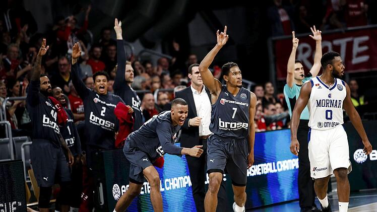 Spieler und Schiedsrichter in Eintracht: Der Bamberger Kameron Taylor l&auml;sst sich f&uuml;r einen getroffenen Dreier feiern. Foto: Daniel L&ouml;b