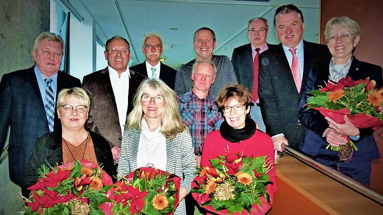 Ehrungen am Landratsamt; im Bild (vorne, von links) Martina Wiedel, Cornelia Kastner und Kerstin Ziegler sowie (dahinter, von links) Erwin Burger, Personalratsvorsitzender Udo Kastner, Reiner Bullmann, Hans Will, Uwe Tempel, Geschäftsleiter Rüdiger Köhler, Landrat Klaus Peter Söllner und Inge Günther Foto: Werner Reißaus