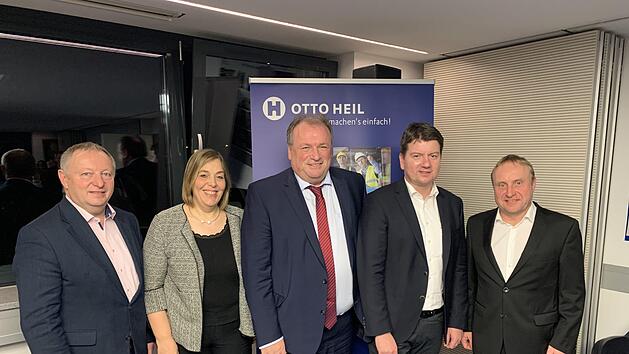 Tauschten sich beim Neujahrstalk der Otto-Heil-Akademie aus (von links): Landrat Thomas Bold, Moderatorin  Nikola Renner, der Beauftragte f&uuml;r B&uuml;rokratieabbau der Bayerischen Staatsregierung Walter Nussel, Landtagsabgeordneter Sandro Kirchner und der Gesch&auml;ftsf&uuml;hrer des Bauunternehmens Otto Heil, Peter Heil. Florian Eickhoff