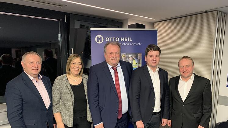 Tauschten sich beim Neujahrstalk der Otto-Heil-Akademie aus (von links): Landrat Thomas Bold, Moderatorin  Nikola Renner, der Beauftragte f&uuml;r B&uuml;rokratieabbau der Bayerischen Staatsregierung Walter Nussel, Landtagsabgeordneter Sandro Kirchner und der Gesch&auml;ftsf&uuml;hrer des Bauunternehmens Otto Heil, Peter Heil. Florian Eickhoff