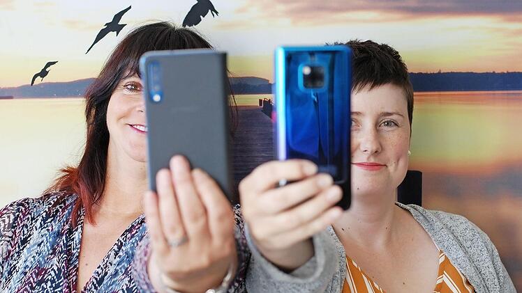 So einfach geht's: Zwei Mitarbeiterinnen der Agentur für Arbeit in Lichtenfels testen das neue Selfie-Ident-Verfahren.