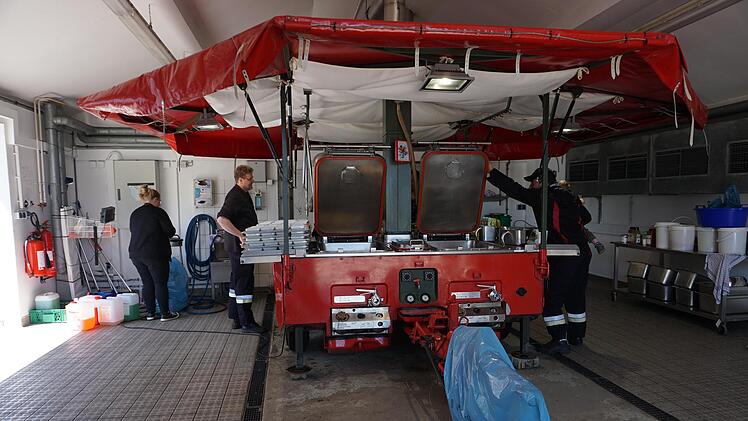Die moderne Feldküche in Feuerwehr-rot.