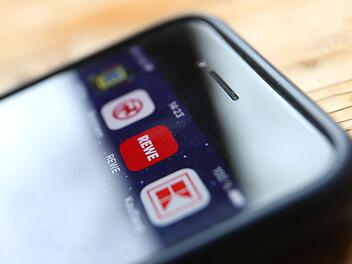 Icons der Apps verschiedener Handelsketten auf Smartphone