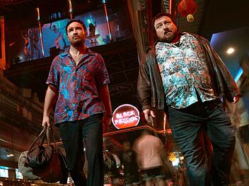 Nicht nur Kreuzberger N&auml;chte sind lang, wie Charly (Frederick Lau, links) und Joseph (Christoph F. Krutzler) in Bangkok feststellen. Auf der Suche nach der M&uuml;nze geraten sie in ein neues t&ouml;dliches Abenteuer.