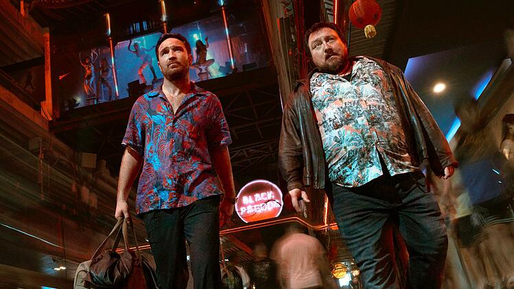 Nicht nur Kreuzberger N&auml;chte sind lang, wie Charly (Frederick Lau, links) und Joseph (Christoph F. Krutzler) in Bangkok feststellen. Auf der Suche nach der M&uuml;nze geraten sie in ein neues t&ouml;dliches Abenteuer.