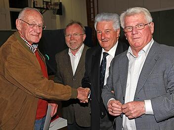 Seit sieben Jahrzehnten hält Adolf Burger der TS Lichtenfels die Treue. Es gratulierten die Vorsitzenden Winfred Bogdahn, Winfried Weinbeer und Rudi Breuning (von links). Fotos: Klaus Gagel