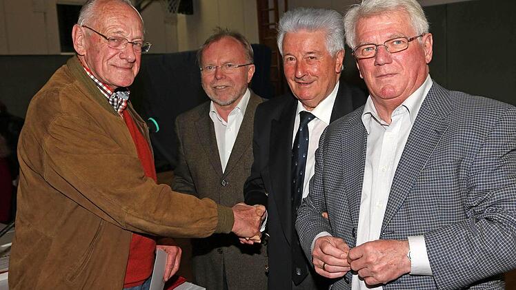 Seit sieben Jahrzehnten hält Adolf Burger der TS Lichtenfels die Treue. Es gratulierten die Vorsitzenden Winfred Bogdahn, Winfried Weinbeer und Rudi Breuning (von links). Fotos: Klaus Gagel