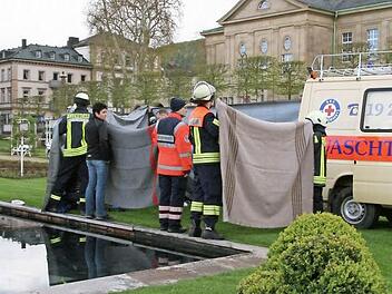Hier ist es passiert: Am Springbrunnen im Rosengarten ist am Karfreitag-Vormittag um 9.55 Uhr eine 83-jährige Frau tot im Wasser liegend aufgefunden worden. Wie es zu dem Unglück kam, ein Fremdverschulden ist auszuschließen, ist noch nicht geklärt. Fotos: Paul Ziegler