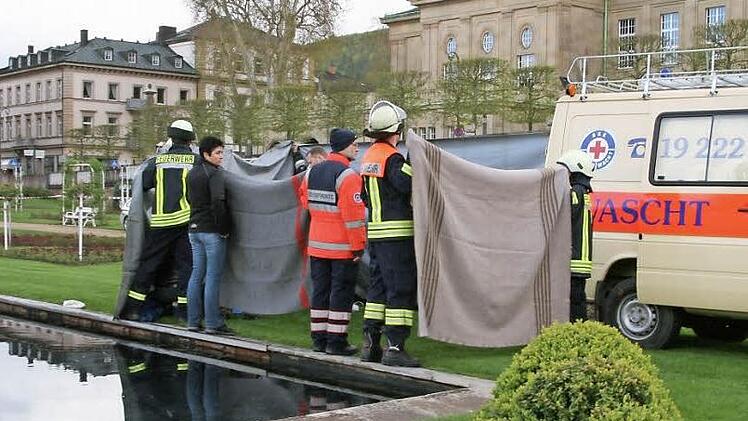 Hier ist es passiert: Am Springbrunnen im Rosengarten ist am Karfreitag-Vormittag um 9.55 Uhr eine 83-jährige Frau tot im Wasser liegend aufgefunden worden. Wie es zu dem Unglück kam, ein Fremdverschulden ist auszuschließen, ist noch nicht geklärt. Fotos: Paul Ziegler