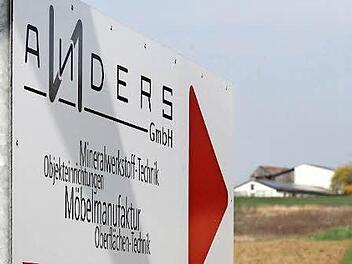 Der Wegweiser an der Straße von Unnersdorf nach Herreth muss nun geändert werden. Die Anders GmbH ist insolvent, die Anders Interior GmbH wird den Betrieb weiterführen.
