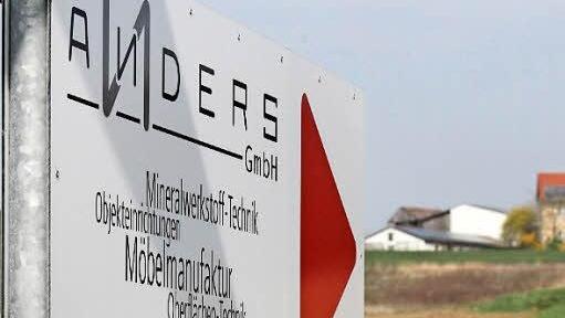 Der Wegweiser an der Straße von Unnersdorf nach Herreth muss nun geändert werden. Die Anders GmbH ist insolvent, die Anders Interior GmbH wird den Betrieb weiterführen.