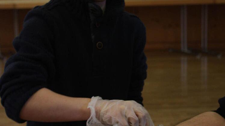 Maximilian Menz (9) legt ohne Mühe einen Handverband an.  Foto: Huger