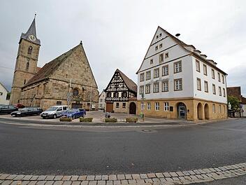 Neben der Kirche am Hallstadter Marktplatz - das Rathaus. Die erneute Sanierung steht an. Fotos: Ronald Rinklef