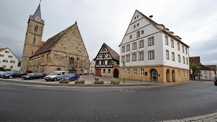 Neben der Kirche am Hallstadter Marktplatz - das Rathaus. Die erneute Sanierung steht an. Fotos: Ronald Rinklef
