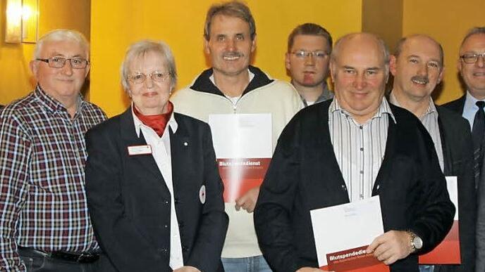 Von links: BRK-Kreisgesch&auml;ftsf&uuml;hrer Klaus Otto, Rudi Eck (100 Blutspenden), BRK-Vorsitzende Evalies Meier, Rudolf Walther (125 Blutspenden), Johannes Polenz (Zweiter B&uuml;rgermeister Burgwindheim), Konrad Beringer (175 Blutspenden), Adam Drescher (125 Blutspenden), Bereitschaftsleiter Gebhard Sitzmann und Johannes Maciejonczyk (Erster B&uuml;rgermeister Burgebrach) Foto: p