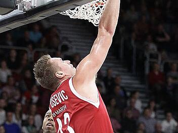 Beim Euroleague-Heimsieg gegen Unicaja Malaga erzielte Leon Radosevic (mit Ball) seine ersten Punkte für die Brose Baskets und feierte ein gelungenes Debüt. Foto: sportpress