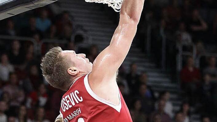 Beim Euroleague-Heimsieg gegen Unicaja Malaga erzielte Leon Radosevic (mit Ball) seine ersten Punkte für die Brose Baskets und feierte ein gelungenes Debüt. Foto: sportpress