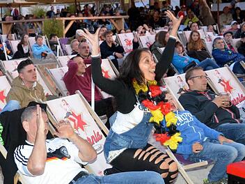 Große Begeisterung stellte sich beim Public Viewing am Stadtstrand beim Spiel Deutschland- Italien nur bei wenigen Besuchern ein.  Foto: Peter Rauch