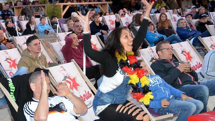 Große Begeisterung stellte sich beim Public Viewing am Stadtstrand beim Spiel Deutschland- Italien nur bei wenigen Besuchern ein.  Foto: Peter Rauch