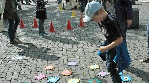 Buchstabe für Buchstabe erhüpften die Kinder vorgegebene Worte. Foto: Edwin Meißinger