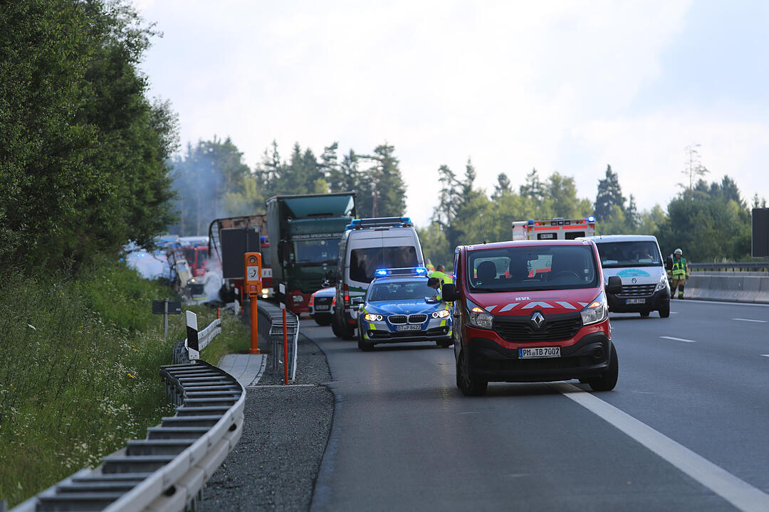Brennender Reisebus auf A9 im Landkreis Hof - Autobahn komplett gesperrt