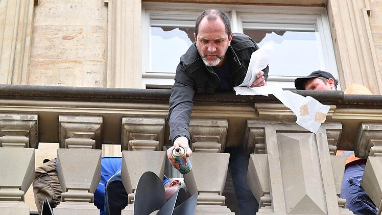 Künstler Rui Chafes legte bei der Installation seiner Plastiken selbst Hand an.Ronald Rinklef