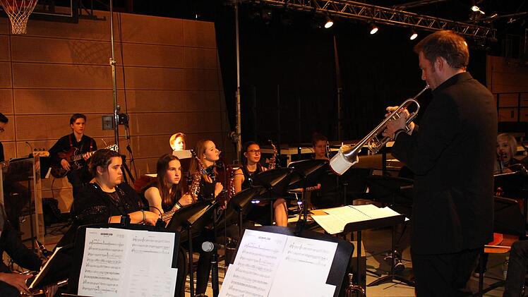 Florian Kager mit Band und Trompete   Foto: Evi Seeger