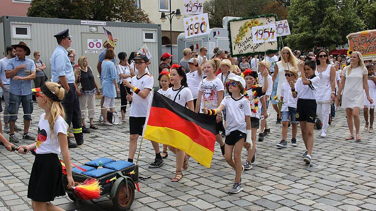 Beim 470. Neustadter Kinderfest zeigten  1400 Jungen und Mädchen tolle Darbietungen.  Foto: Michael Stelzner