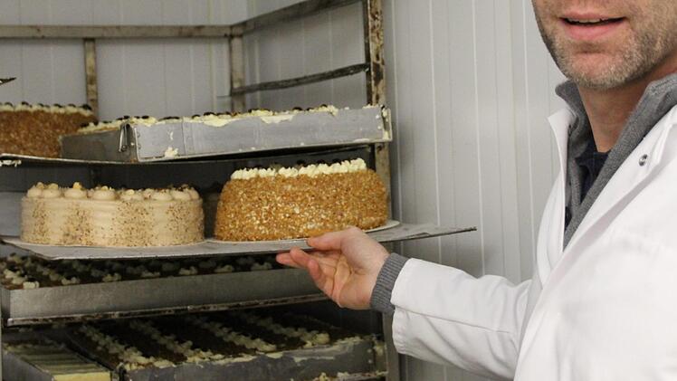 Geschäftsführer Johannes Schmitt  im Kühlhaus der Konditorei. Torten wie der Frankfurter Kranz entstehen nach wie vor in  Handarbeit.  Foto: Benedikt Borst