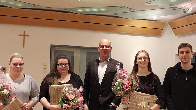 Auszeichnung für besondere Leistung in Schule oder Berufsausbildung (von links): Jelana Hohmann-Jung, Marina Lochner, Wildfleckens Bürgermeister Gerd Kleinhenz, Sophia Trump und Matteo Beck. Foto Sebastian Schmitt