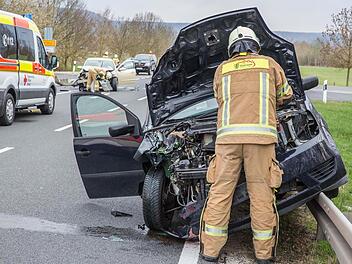Ein Feuerwehrmann sichert den total besch&auml;digten Ford Fiesta der 20-J&auml;hrigen aus dem Raum Lichtenfels. Im Hintergrund ist der Opel Astra der Unfallverursacherin zu erkennen.  Ren&eacute; Ruprecht