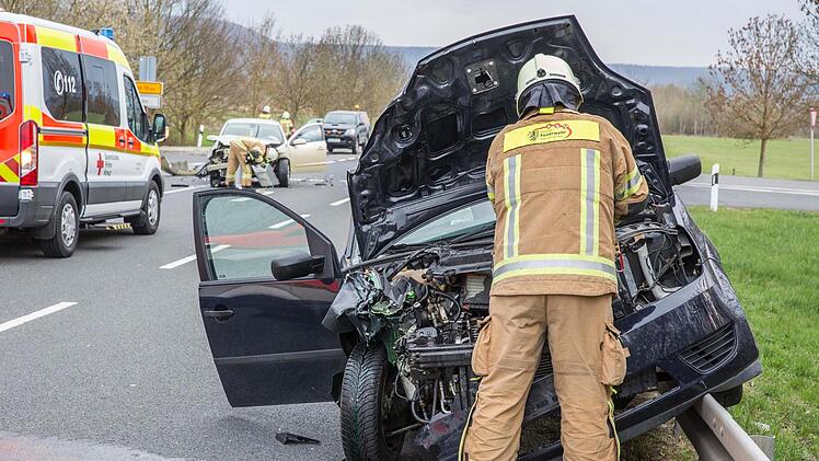 Ein Feuerwehrmann sichert den total besch&auml;digten Ford Fiesta der 20-J&auml;hrigen aus dem Raum Lichtenfels. Im Hintergrund ist der Opel Astra der Unfallverursacherin zu erkennen.  Ren&eacute; Ruprecht