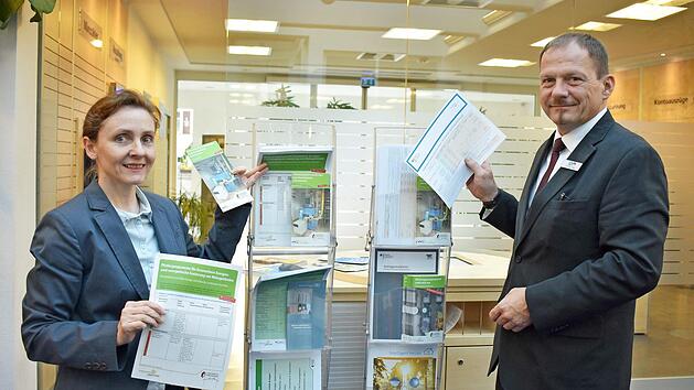 Christine Galster mit Raiffeisenbank-Leiter Armin Datz luden ein, um &uuml;ber klimafreundliches Heizen nachzudenken. Foto: Petra Malbrich